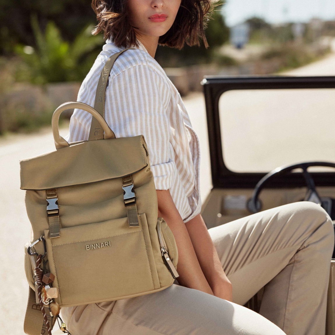 Mochila de la marca Binnari, modelo XENIA. Mochila pensada para quienes buscan comodidad sin renunciar al estilo, esta mochila en nylon resistente color verde destaca por su ligereza y su diseño súper funcional. Incluye un detalle decorativo extraíble, bolsillos laterales con cremallera y un amplio bolsillo frontal para acceder rápido a lo esencial. Los tirantes son anchos, cómodos y llevan el nombre de la marca. Un modelo Binnari XENIA práctico, moderno y perfecto para el día a día. Medidas: alto 29cm y ancho 29cm.