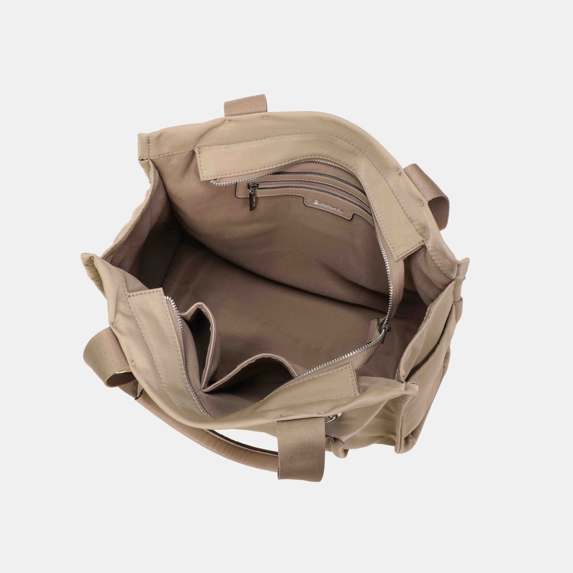 Bolso shopper de la marca Binnari, modelo XARA. Está confeccionado en nylon resistente de color verde, con asas anchas decoradas con el nombre de la marca y un detalle decorativo extraíble que aporta personalidad. Este bolso Binnari XARA se ha convertido en todo un best seller gracias a su ligereza y funcionalidad. Su formato es amplio y estructurado, con un bolsillo frontal muy práctico para tener lo esencial a mano. Un modelo Binnari XARA cómodo, moderno y perfecto para el día a día. Medidas: alto 32cm y ancho 40cm.