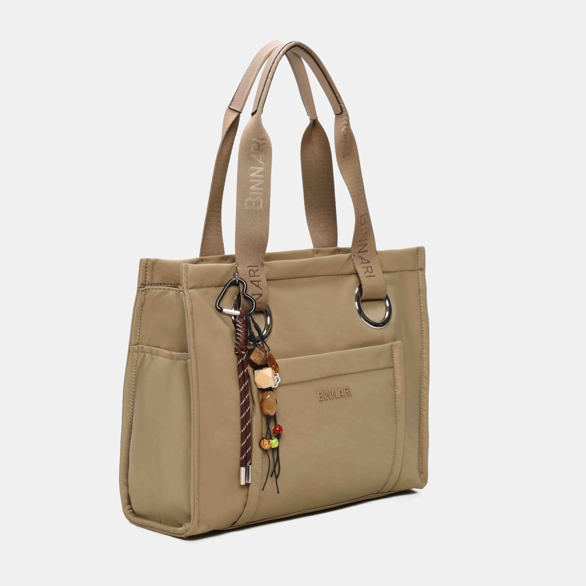 Bolso shopper de la marca Binnari, modelo XARA. Está confeccionado en nylon resistente de color verde, con asas anchas decoradas con el nombre de la marca y un detalle decorativo extraíble que aporta personalidad. Este bolso Binnari XARA se ha convertido en todo un best seller gracias a su ligereza y funcionalidad. Su formato es amplio y estructurado, con un bolsillo frontal muy práctico para tener lo esencial a mano. Un modelo Binnari XARA cómodo, moderno y perfecto para el día a día. Medidas: alto 32cm y ancho 40cm.