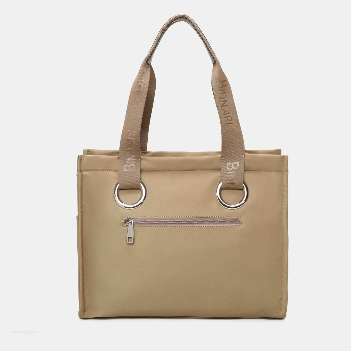 Bolso shopper de la marca Binnari, modelo XARA. Está confeccionado en nylon resistente de color verde, con asas anchas decoradas con el nombre de la marca y un detalle decorativo extraíble que aporta personalidad. Este bolso Binnari XARA se ha convertido en todo un best seller gracias a su ligereza y funcionalidad. Su formato es amplio y estructurado, con un bolsillo frontal muy práctico para tener lo esencial a mano. Un modelo Binnari XARA cómodo, moderno y perfecto para el día a día. Medidas: alto 32cm y ancho 40cm.