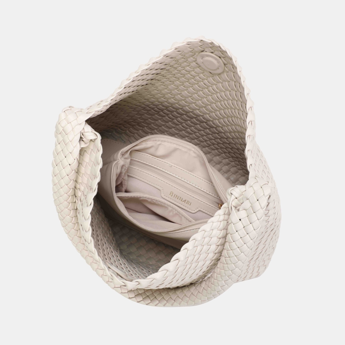 Bolso grande de la marca Binnari, modelo LIRA. Bolso elaborado en PU trenzado color hielo, es un auténtico best seller gracias a su diseño cómodo, ligero y súper versátil. Su asa larga permite llevarlo al hombro con total comodidad, adaptándose perfectamente al cuerpo. Bolso Binnari LIRA con un interior amplio, ideal para el día a día, y los detalles metálicos en tono oro claro aportan un toque elegante. Medidas: alto 34cm y ancho 35cm.