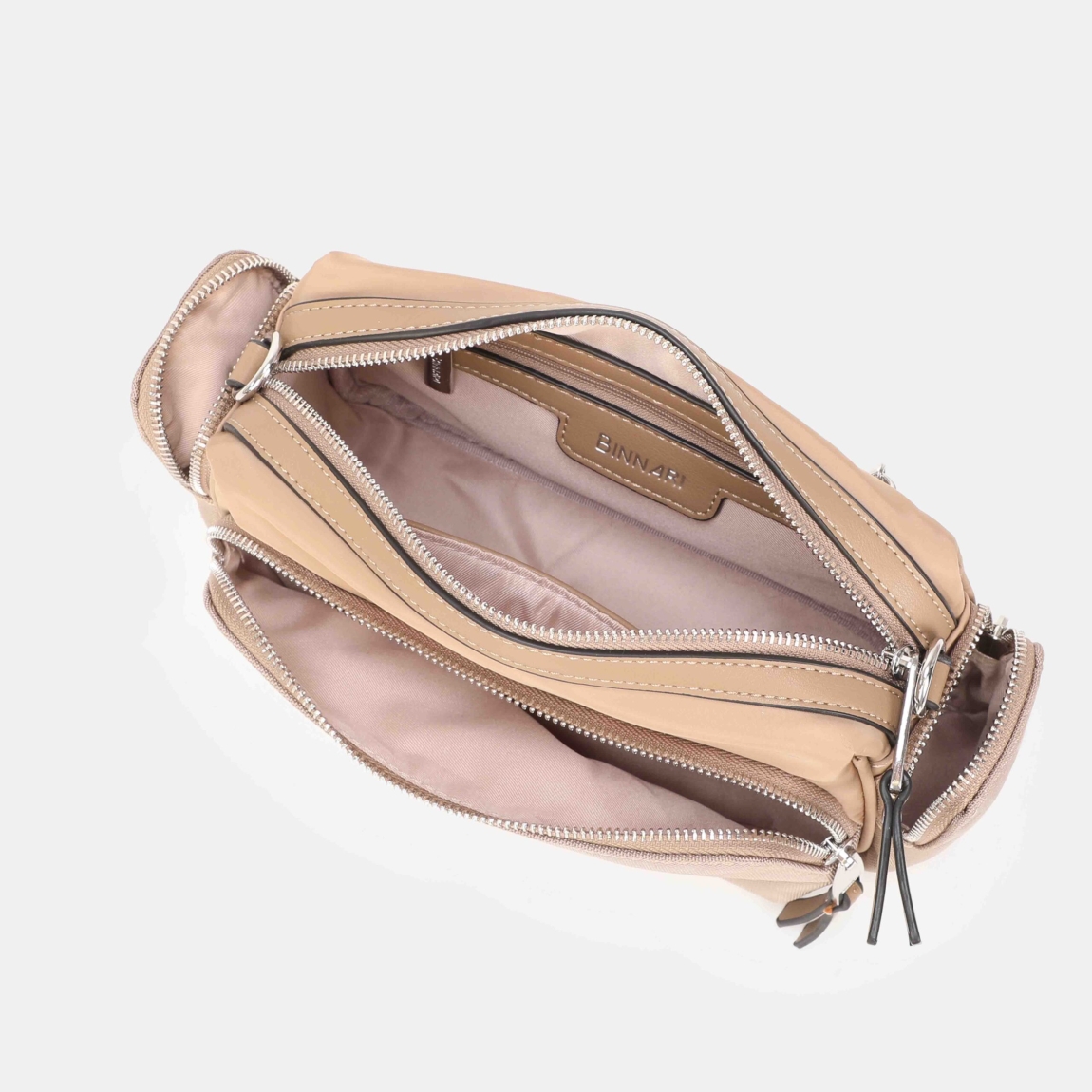 Bolso bandolera de la marca Binnari, modelo AURA. Bolso elaborado en textil color camel. Tiene gran capacidad de organizacion con varios bolsillos, dos de ellos en el lateral y uno en la parte delantera. Su asa es ajustable para mayor comodidad. Detalles metálicos de color nickel . Uno de nuestros best sellers. Bolso Binarri AURA es el complemento perfecto para llevar en tu día a día! Medidas: alto 16cm y ancho 25cm.