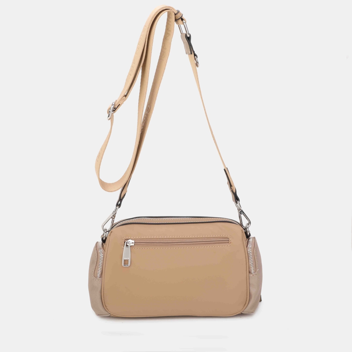 Bolso bandolera de la marca Binnari, modelo AURA. Bolso elaborado en textil color camel. Tiene gran capacidad de organizacion con varios bolsillos, dos de ellos en el lateral y uno en la parte delantera. Su asa es ajustable para mayor comodidad. Detalles metálicos de color nickel . Uno de nuestros best sellers. Bolso Binarri AURA es el complemento perfecto para llevar en tu día a día! Medidas: alto 16cm y ancho 25cm.