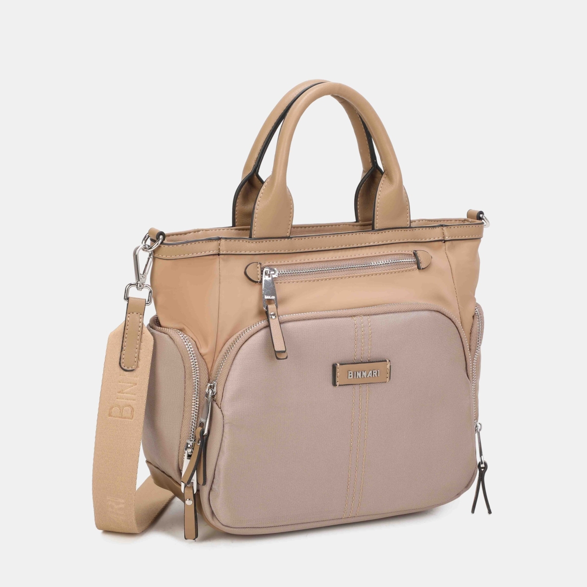 Bolso hombro de la marca Binnari, modelo AURA. Esta confeccionado en nylon recicable y detalles en pu de alta calidad color camel. Tiene gran capacidad de organizacion gracias a todo los bolsillos con los que cuenta.Su asa es ajustable para así poder llevarlo tambien como bandolera. Detalles metálicos de color nickel . Bolso Binnari AURA ideal para llevar en tu día a día! Medidas: alto 24cm y ancho 30cm.