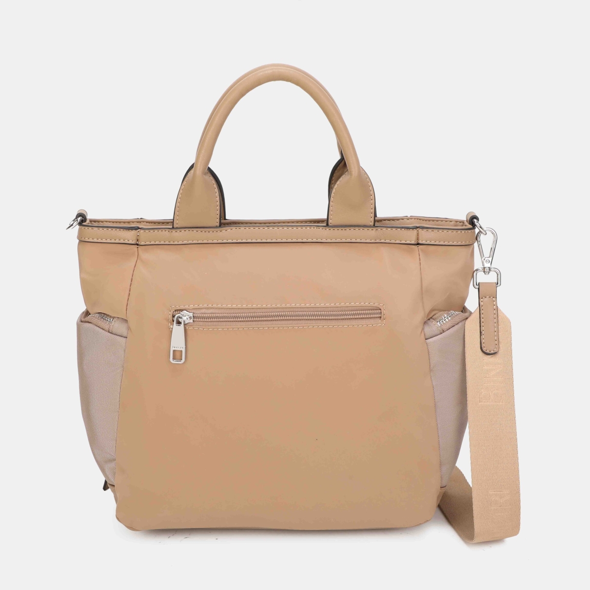 Bolso hombro de la marca Binnari, modelo AURA. Esta confeccionado en nylon recicable y detalles en pu de alta calidad color camel. Tiene gran capacidad de organizacion gracias a todo los bolsillos con los que cuenta.Su asa es ajustable para así poder llevarlo tambien como bandolera. Detalles metálicos de color nickel . Bolso Binnari AURA ideal para llevar en tu día a día! Medidas: alto 24cm y ancho 30cm.