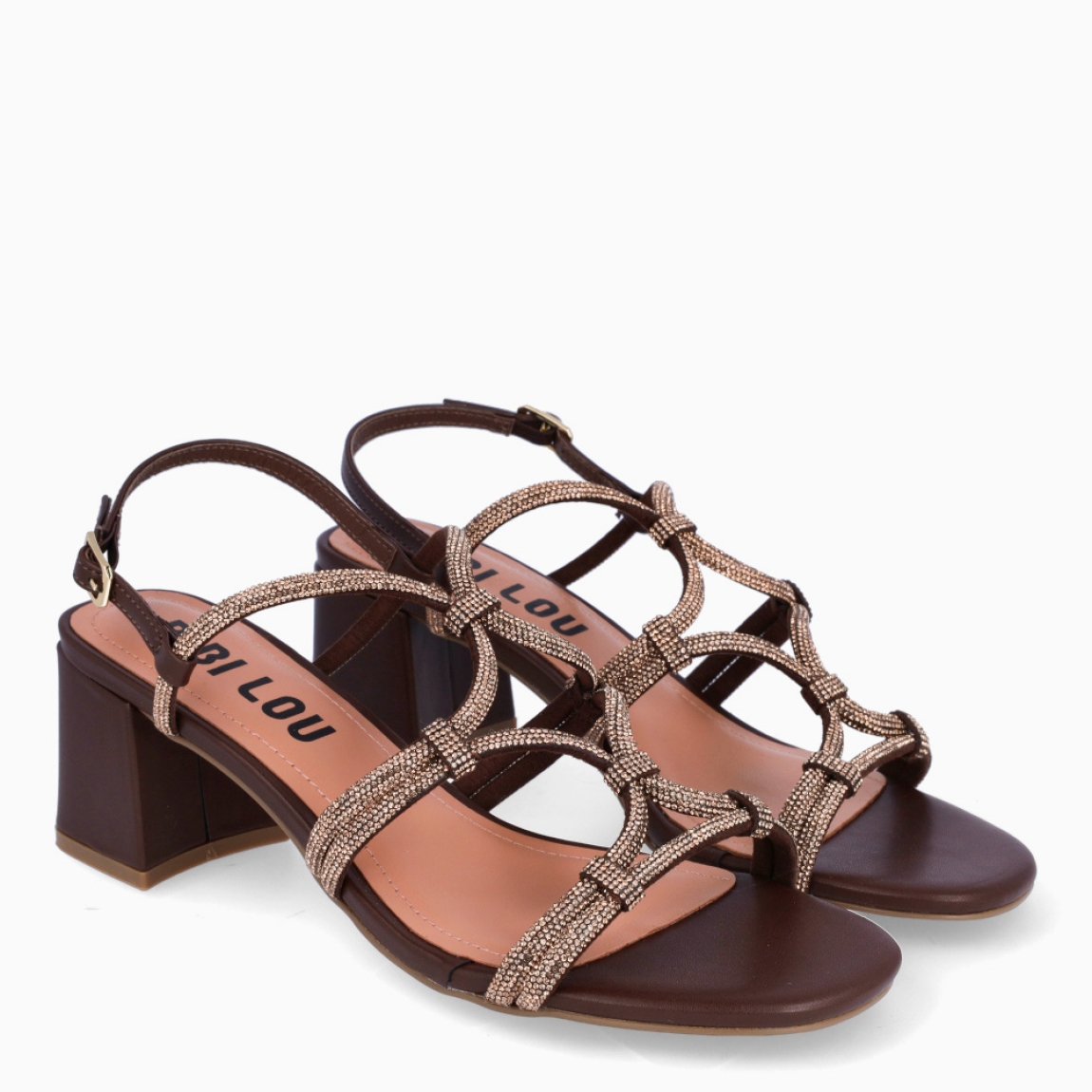 Sandalias de la marca Bibi Lou, modelo QUALI. Elaboradas en material sintético color marrón. Su punta cuadrada aporta modernidad y estructura, mientras que los brillos decorativos añaden un toque elegante y luminoso. Cierre de sandalias Bibi Lou con hebilla en tobillo. Sandalias Bibi Lou de tacón tipo bloque de 6 cm que combinan estilo y comodidad. Sandalias Bibi Lou QUALI, un modelo versátil, perfecto para looks de día, combinaciones urbanas o estilismos informales que requieren un detalle sofisticado.