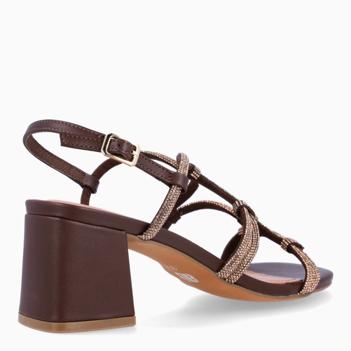 Sandalias de la marca Bibi Lou, modelo QUALI. Elaboradas en material sintético color marrón. Su punta cuadrada aporta modernidad y estructura, mientras que los brillos decorativos añaden un toque elegante y luminoso. Cierre de sandalias Bibi Lou con hebilla en tobillo. Sandalias Bibi Lou de tacón tipo bloque de 6 cm que combinan estilo y comodidad. Sandalias Bibi Lou QUALI, un modelo versátil, perfecto para looks de día, combinaciones urbanas o estilismos informales que requieren un detalle sofisticado.