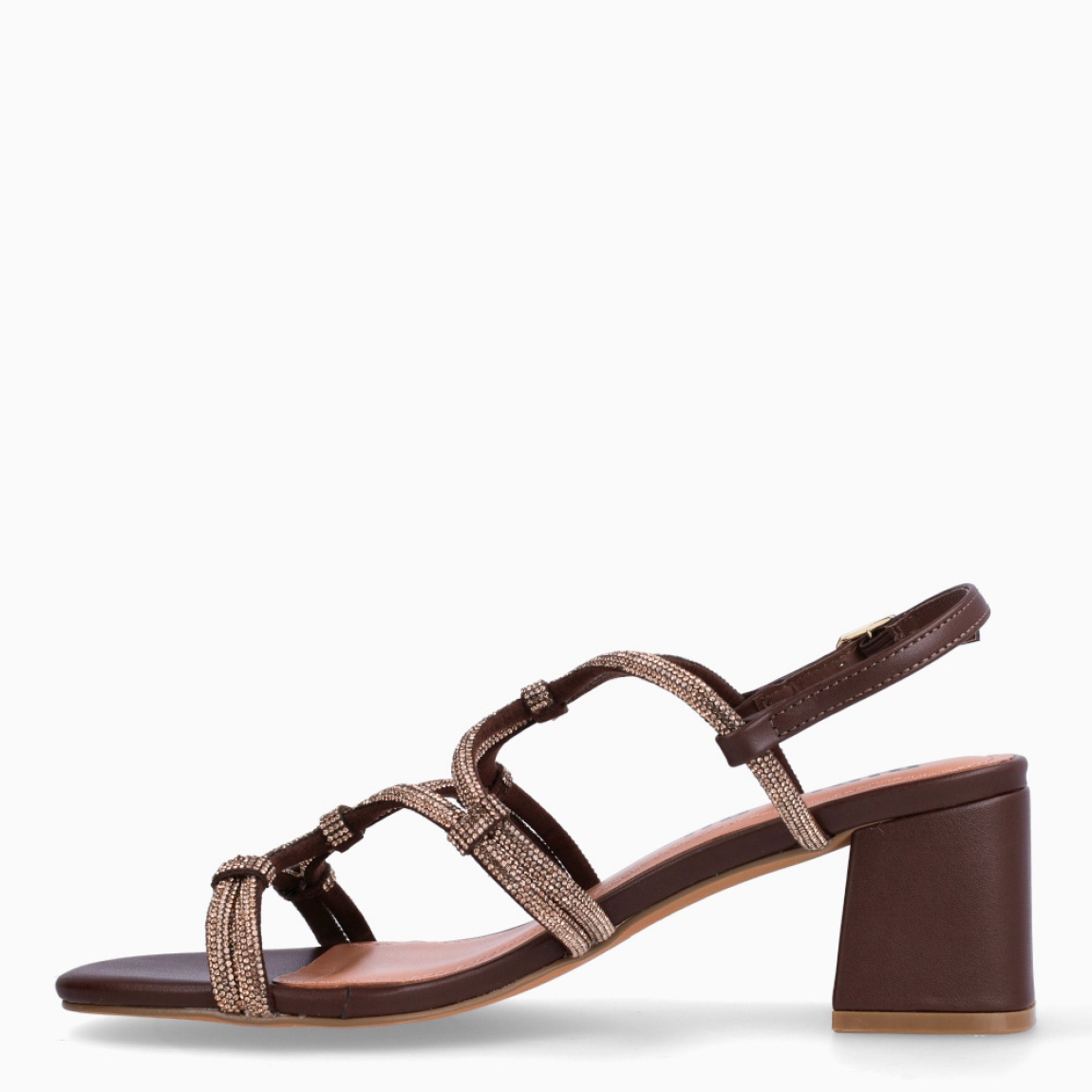 Sandalias de la marca Bibi Lou, modelo QUALI. Elaboradas en material sintético color marrón. Su punta cuadrada aporta modernidad y estructura, mientras que los brillos decorativos añaden un toque elegante y luminoso. Cierre de sandalias Bibi Lou con hebilla en tobillo. Sandalias Bibi Lou de tacón tipo bloque de 6 cm que combinan estilo y comodidad. Sandalias Bibi Lou QUALI, un modelo versátil, perfecto para looks de día, combinaciones urbanas o estilismos informales que requieren un detalle sofisticado.