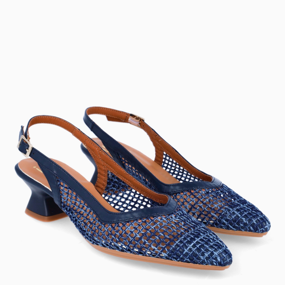 Salones destalonados de la marca Itse, modelo THORA. Salones elaborados en textil color azul con efecto rejilla transparente. Interior en piel color nude. Salones Itse con punta lápiz y cierre con hebilla en tobillo. Salones Itse THORA con tacón de 4cm de altura. Salones Itse THORA, complemento ideal para estilizar tus looks!