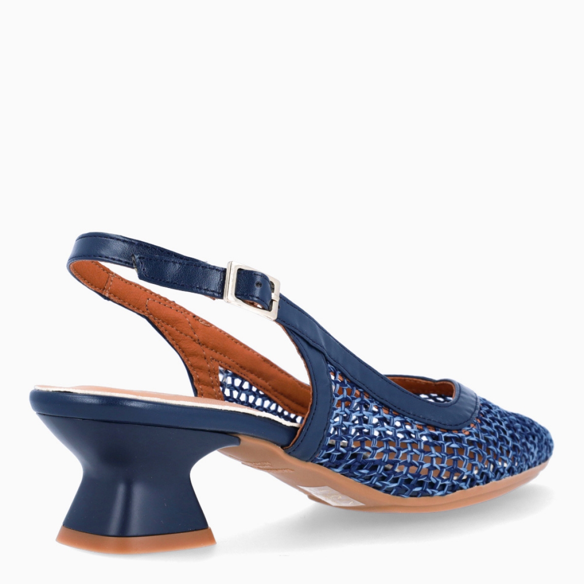 Salones destalonados de la marca Itse, modelo THORA. Salones elaborados en textil color azul con efecto rejilla transparente. Interior en piel color nude. Salones Itse con punta lápiz y cierre con hebilla en tobillo. Salones Itse THORA con tacón de 4cm de altura. Salones Itse THORA, complemento ideal para estilizar tus looks!