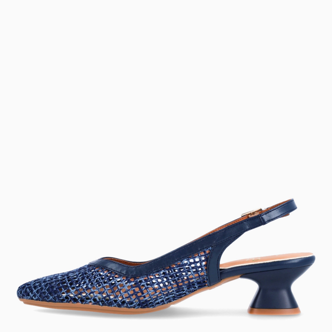 Salones destalonados de la marca Itse, modelo THORA. Salones elaborados en textil color azul con efecto rejilla transparente. Interior en piel color nude. Salones Itse con punta lápiz y cierre con hebilla en tobillo. Salones Itse THORA con tacón de 4cm de altura. Salones Itse THORA, complemento ideal para estilizar tus looks!