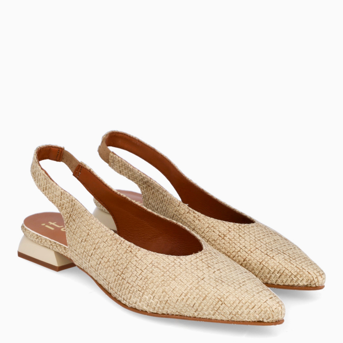 Salones destalonados de la marca Itse, modelo ANTONIA. Salones elaborados en piel bordada color beig. Salones en punta de lápiz con cierre en tira de elástico en el talón. Suela de goma plana. Estos salones Itse ANTONIA son un complemento con estilo, elegancia y comodidad, perfectos para la temporada!