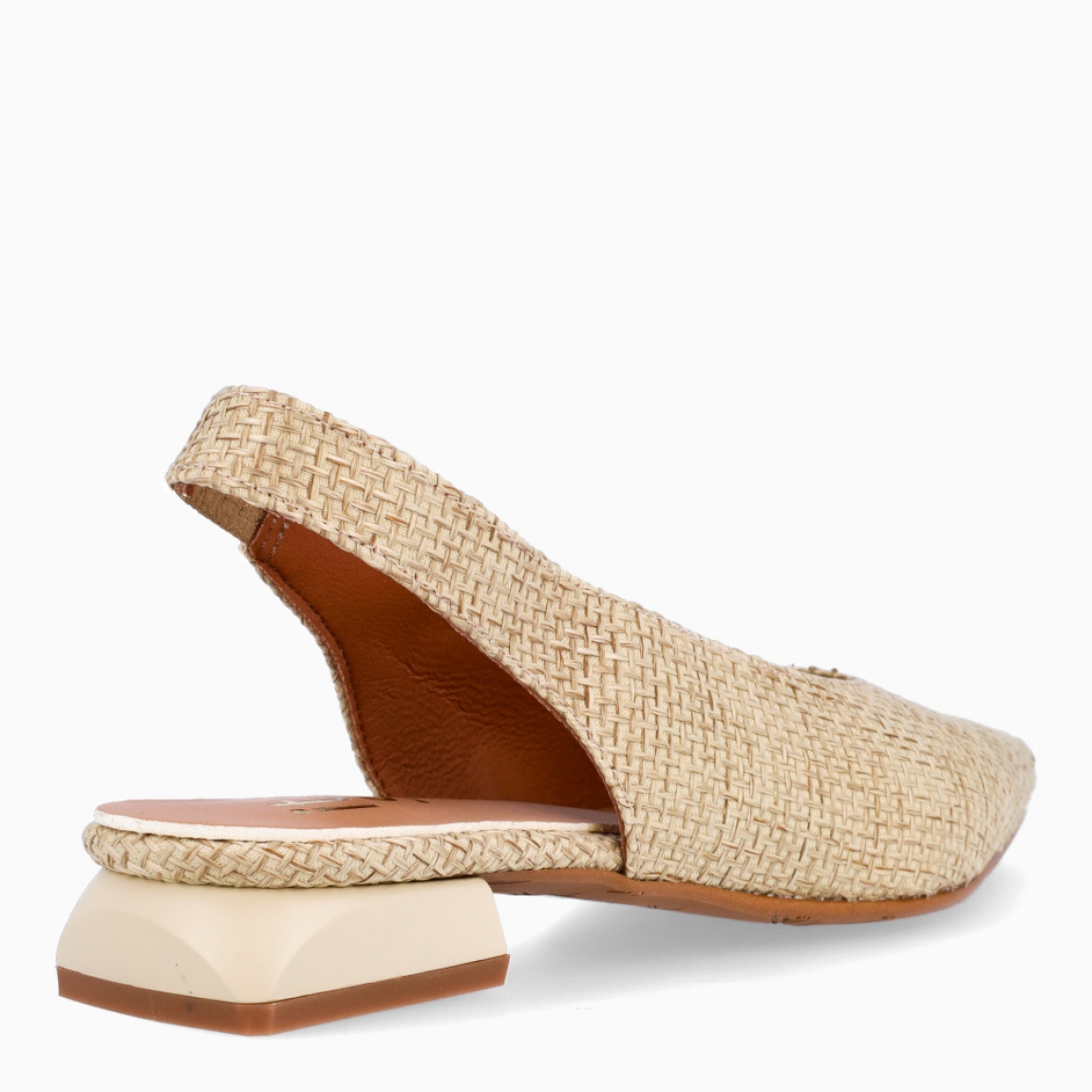 Salones destalonados de la marca Itse, modelo ANTONIA. Salones elaborados en piel bordada color beig. Salones en punta de lápiz con cierre en tira de elástico en el talón. Suela de goma plana. Estos salones Itse ANTONIA son un complemento con estilo, elegancia y comodidad, perfectos para la temporada!