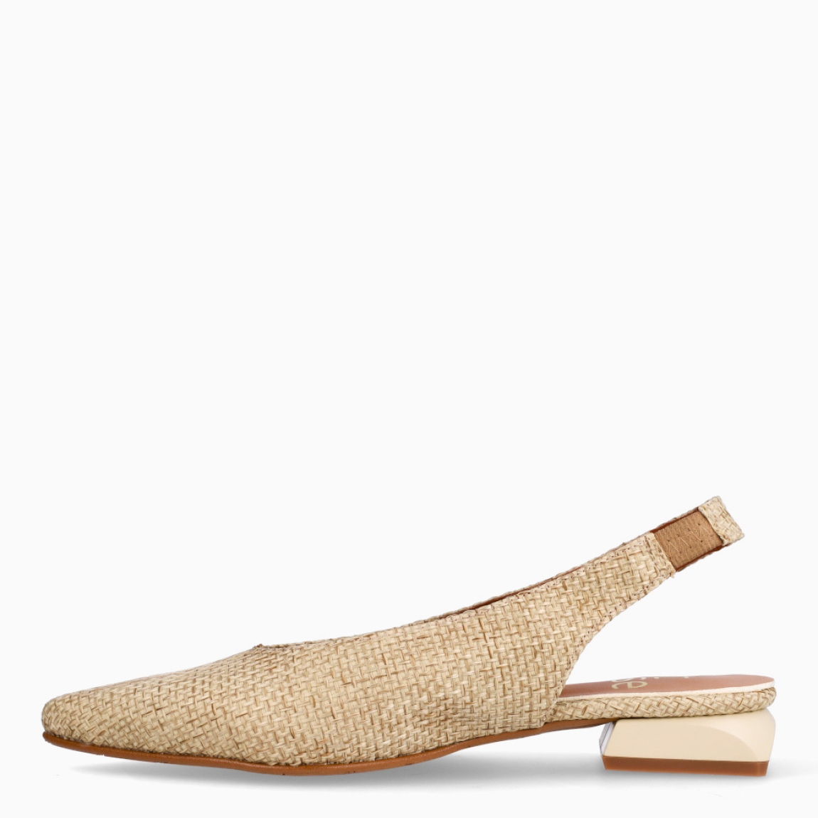 Salones destalonados de la marca Itse, modelo ANTONIA. Salones elaborados en piel bordada color beig. Salones en punta de lápiz con cierre en tira de elástico en el talón. Suela de goma plana. Estos salones Itse ANTONIA son un complemento con estilo, elegancia y comodidad, perfectos para la temporada!