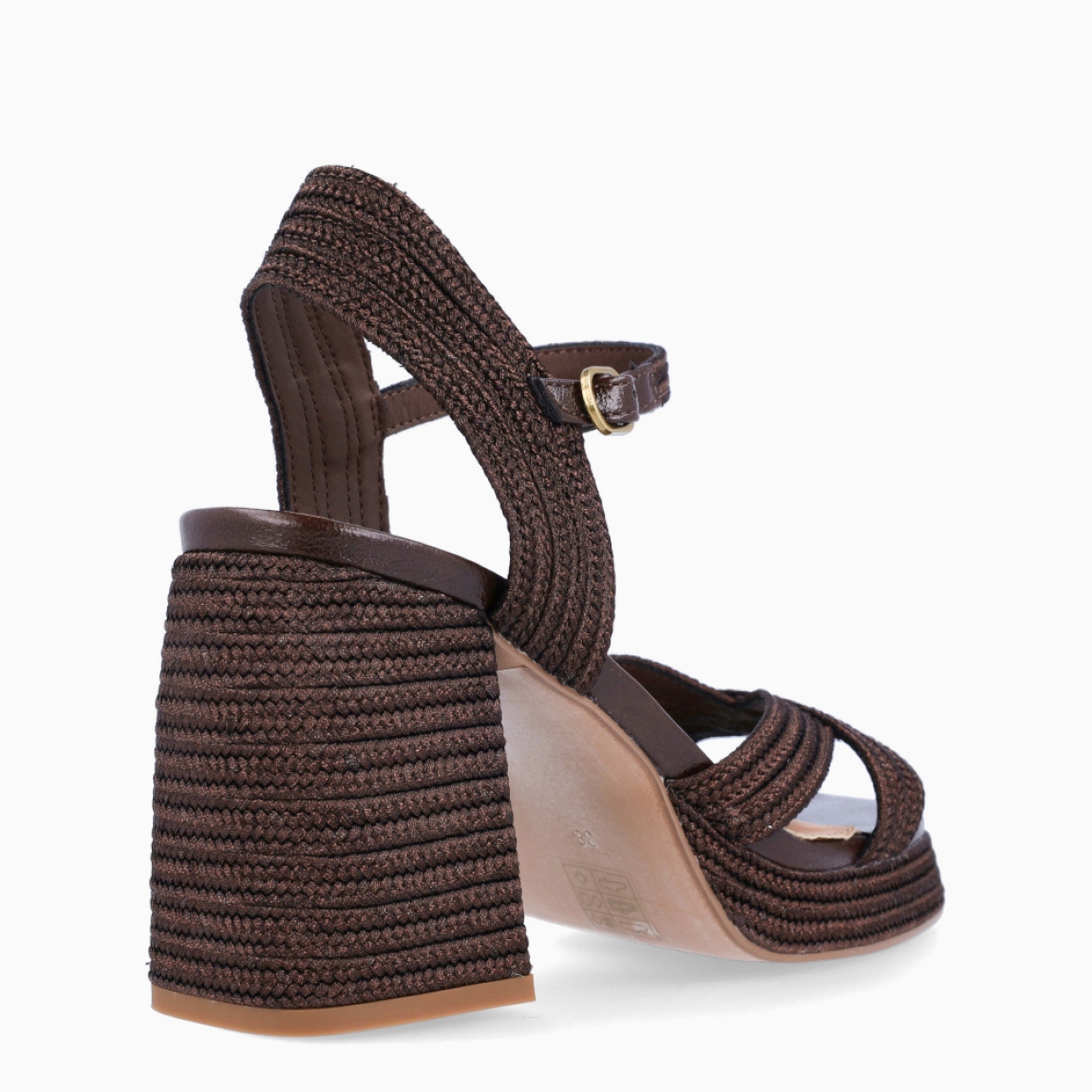 Sandalias de la marca Exé, modelo HAVANA. Sandalias elaboradas en textil, material rope color marrón con tiras cruzadas en pala. Interior en piel color nude. Cierre de sandalias Exé con hebilla en tobillo y un tacón de cuña. Sandalias Exé HAVANA ideales para esta temporada!