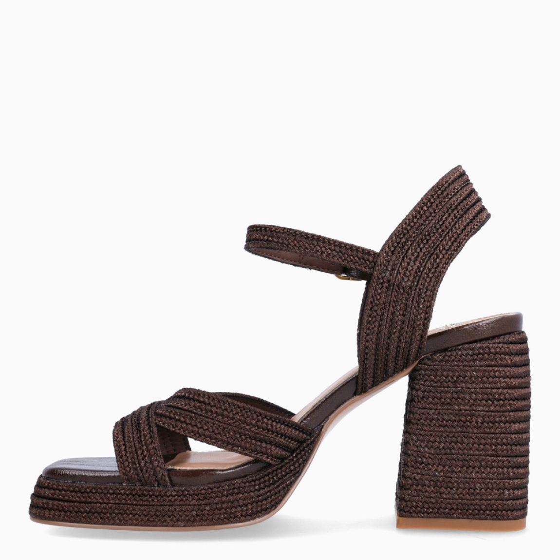Sandalias de la marca Exé, modelo HAVANA. Sandalias elaboradas en textil, material rope color marrón con tiras cruzadas en pala. Interior en piel color nude. Cierre de sandalias Exé con hebilla en tobillo y un tacón de cuña. Sandalias Exé HAVANA ideales para esta temporada!