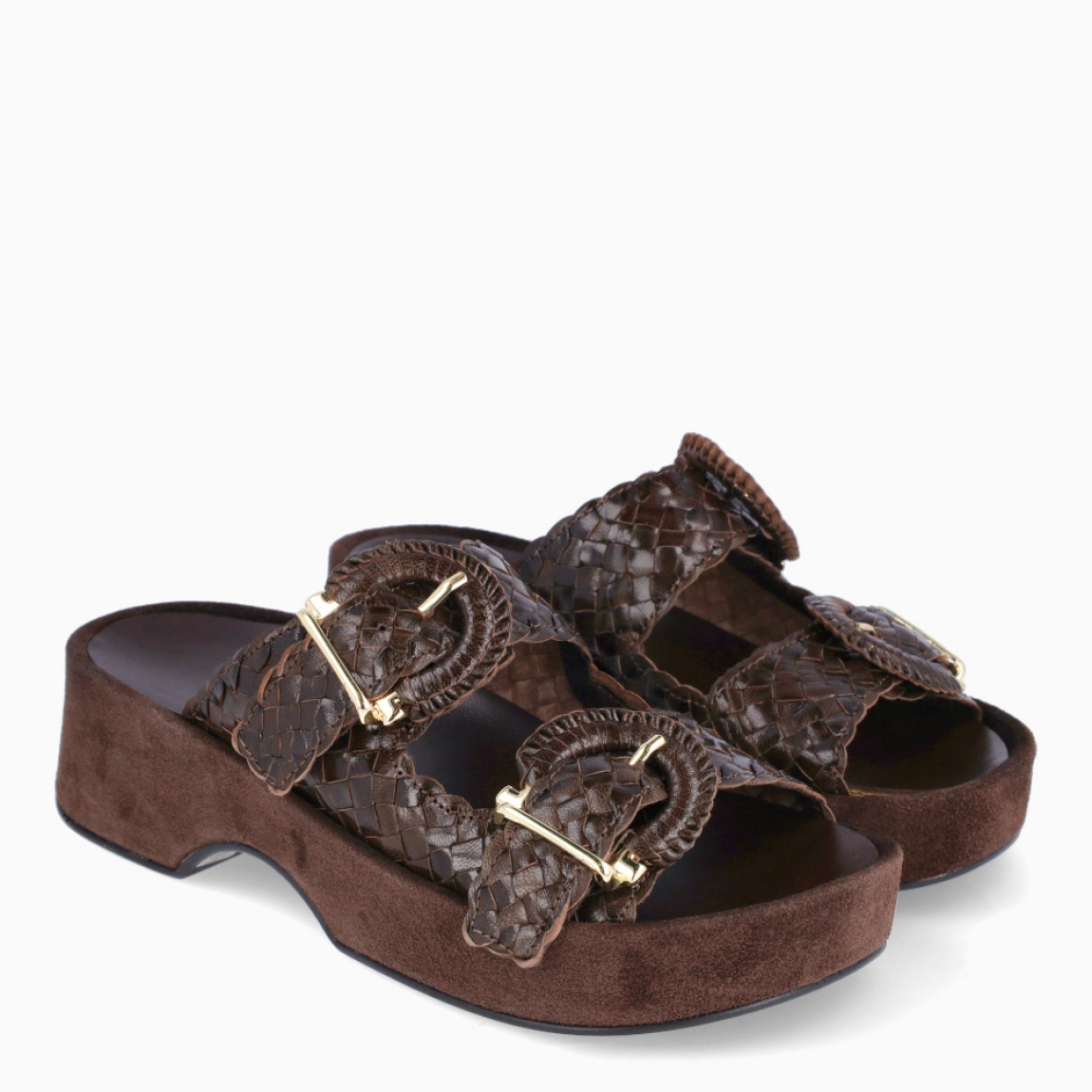 Sandalias de la marca Pons Quintana, modelo FORLI. Sandalias confeccionada a mano en piel trenzada color marrón es la combinación de diseño artesanal y confort absoluto. Su diseño de esta sandalias Pons Quinatan cuenta con hebillas trenzadas sobre empeine para adaptar el ajuste del pie, su plataforma forrada en piel trenzada a tono brinda mayor altura sin sacrificar estabilidad, ideal para acompañarte durante todo el día. Sandalias Pons Quintana con suela de goma antideslizante. Altura plataforma 4,5 cm, altura delantera 3,5 cm. Sandalias Pons Quintana FORLI, perfecta para outfits casuales, esta sandalia es un básico versátil que suma estilo y personalidad a cualquier temporada.