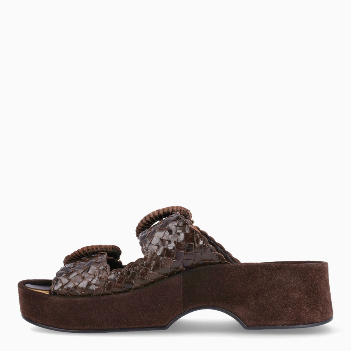 Sandalias de la marca Pons Quintana, modelo FORLI. Sandalias confeccionada a mano en piel trenzada color marrón es la combinación de diseño artesanal y confort absoluto. Su diseño de esta sandalias Pons Quinatan cuenta con hebillas trenzadas sobre empeine para adaptar el ajuste del pie, su plataforma forrada en piel trenzada a tono brinda mayor altura sin sacrificar estabilidad, ideal para acompañarte durante todo el día. Sandalias Pons Quintana con suela de goma antideslizante. Altura plataforma 4,5 cm, altura delantera 3,5 cm. Sandalias Pons Quintana FORLI, perfecta para outfits casuales, esta sandalia es un básico versátil que suma estilo y personalidad a cualquier temporada.