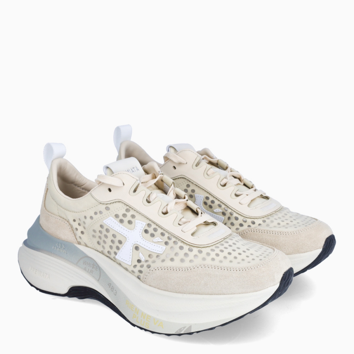 Deportiivas de la marca Premiata, modelo HILL. Exterior de la deportivas en naylon efecto transparente color beig y blanco con detalle de puntos. Interior en piel color blanco. Cierre de las deportivas Premiata con cordones blancos Deportivas con plataforma de 5cm de altura. Estas deportivas Premiata HILL son la combinación perfecte entre lo clásico, cómodo y original. Será tu complemento perfecto para esta temporada!