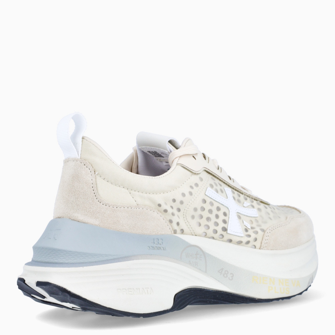 Deportiivas de la marca Premiata, modelo HILL. Exterior de la deportivas en naylon efecto transparente color beig y blanco con detalle de puntos. Interior en piel color blanco. Cierre de las deportivas Premiata con cordones blancos Deportivas con plataforma de 5cm de altura. Estas deportivas Premiata HILL son la combinación perfecte entre lo clásico, cómodo y original. Será tu complemento perfecto para esta temporada!