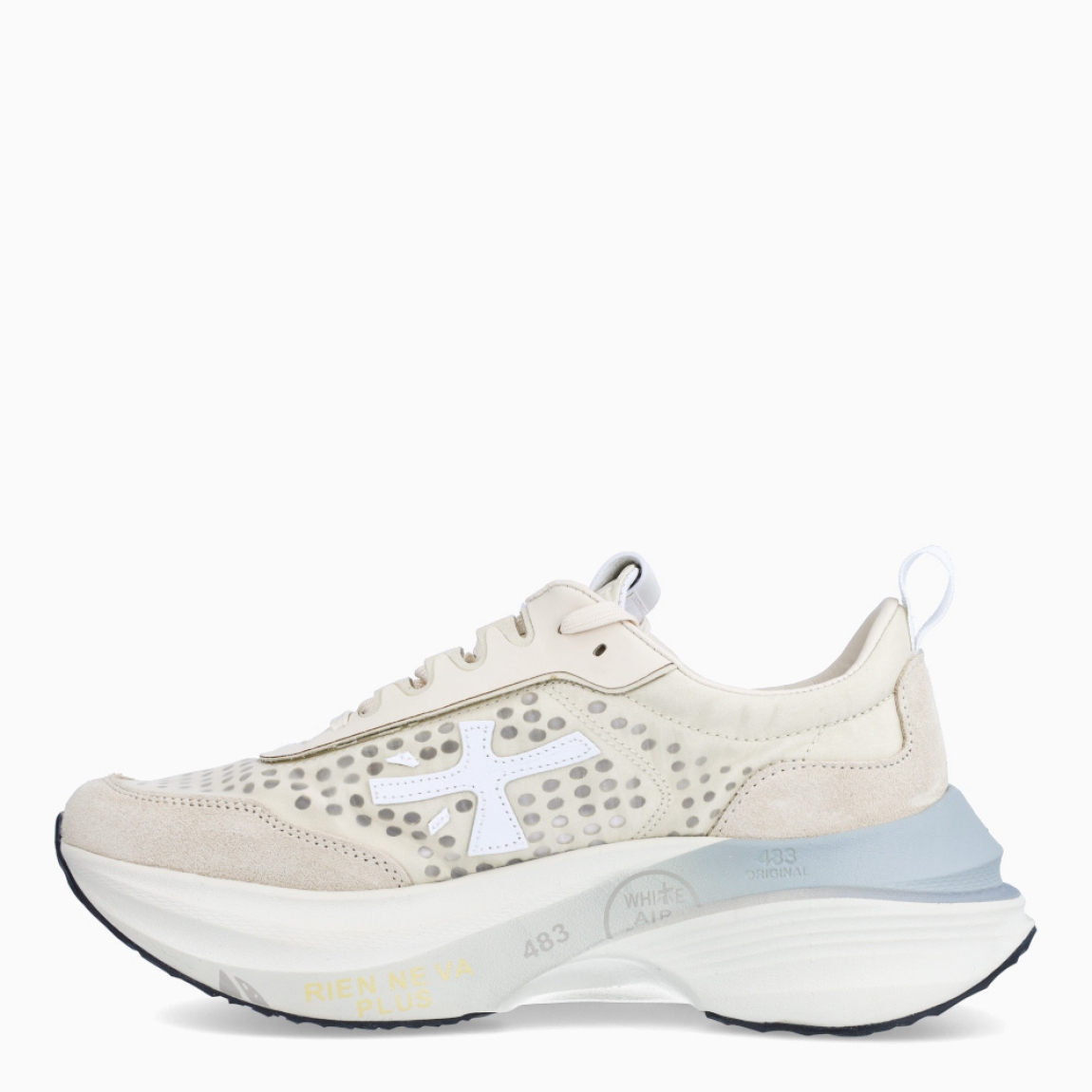 Deportiivas de la marca Premiata, modelo HILL. Exterior de la deportivas en naylon efecto transparente color beig y blanco con detalle de puntos. Interior en piel color blanco. Cierre de las deportivas Premiata con cordones blancos Deportivas con plataforma de 5cm de altura. Estas deportivas Premiata HILL son la combinación perfecte entre lo clásico, cómodo y original. Será tu complemento perfecto para esta temporada!