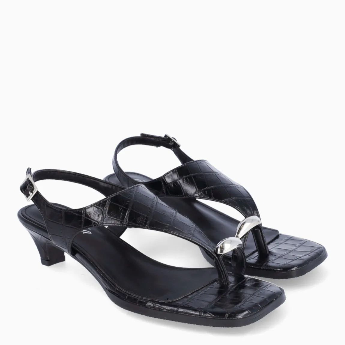 Sandalias de la marca Isteria, modelo SERP. Sandalias elaboradas en polipiel color negro con efecto serpiente. Sandalias con tira en pala. Interior en piel color negro. Sandalias Isteria con cierre de hebilla en tobillo. Sandalias Isteria con tacón de 4cm de altura. Estas sandalias Isteria SERP son ideales para estilizar tus looks esta temporada!