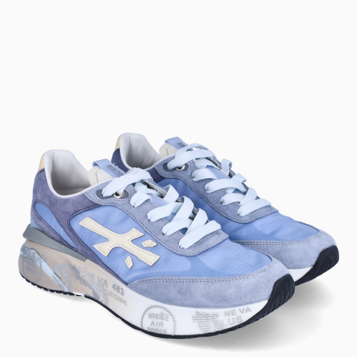 Deportiva de la marca Premiata, modelo MOERUND . Exterior de la deportiva en naylon color azul con detalle en ante azul y logo beig. Interior de la deportiva de piel de color blanco. Cierre de la deportiva con cordones de color blanco. Deportiva con plantilla acolchada para garantizar el máximo confort. Deportiva con suela de goma y estampado de marca. La deportiva MOERUND de Premiata es una deportiva ligera y cómoda, con unos detalles que la hacen diferente y especial. Ideal para marcar estilo día a día.