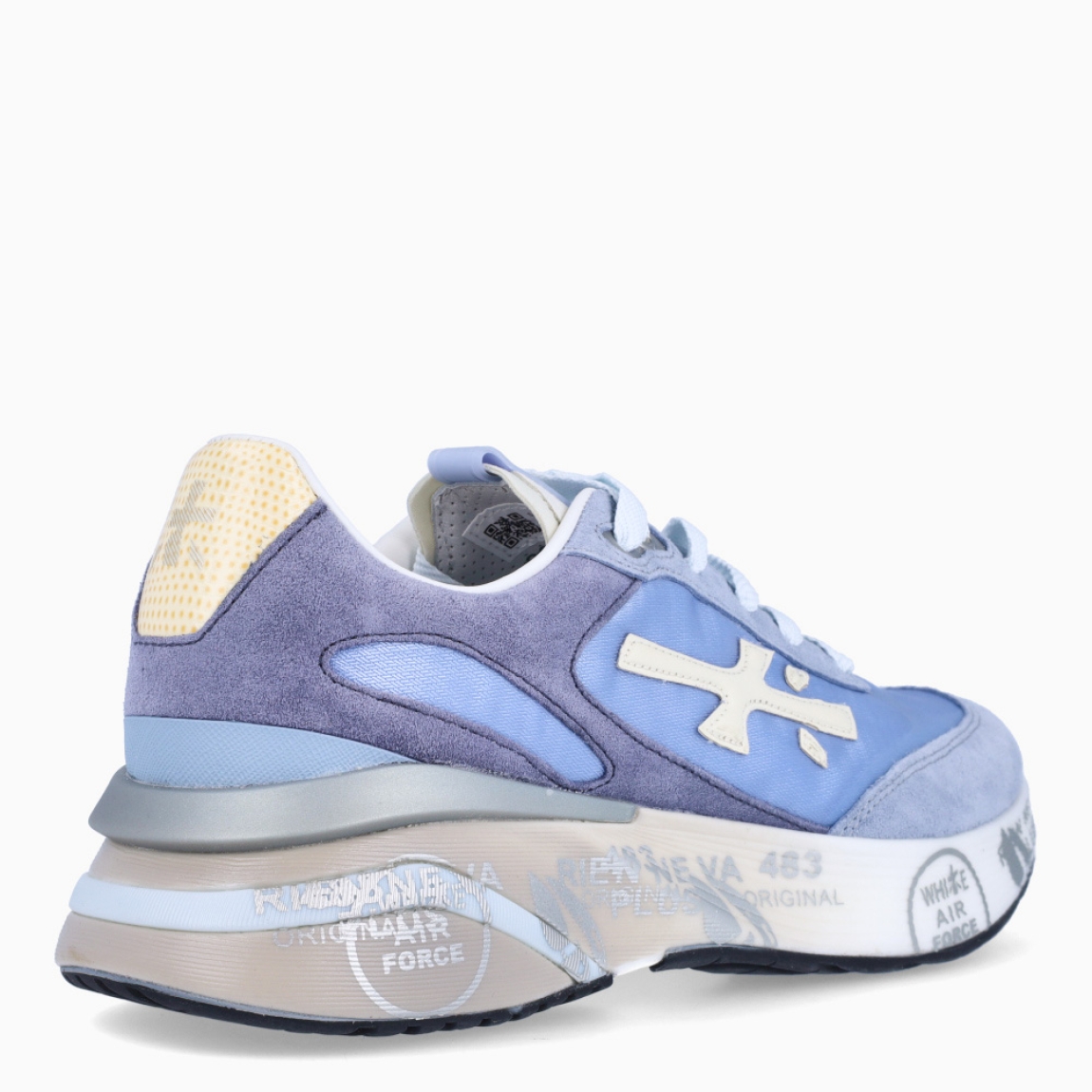 Deportiva de la marca Premiata, modelo MOERUND . Exterior de la deportiva en naylon color azul con detalle en ante azul y logo beig. Interior de la deportiva de piel de color blanco. Cierre de la deportiva con cordones de color blanco. Deportiva con plantilla acolchada para garantizar el máximo confort. Deportiva con suela de goma y estampado de marca. La deportiva MOERUND de Premiata es una deportiva ligera y cómoda, con unos detalles que la hacen diferente y especial. Ideal para marcar estilo día a día.