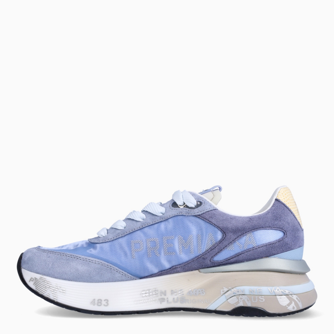 Deportiva de la marca Premiata, modelo MOERUND . Exterior de la deportiva en naylon color azul con detalle en ante azul y logo beig. Interior de la deportiva de piel de color blanco. Cierre de la deportiva con cordones de color blanco. Deportiva con plantilla acolchada para garantizar el máximo confort. Deportiva con suela de goma y estampado de marca. La deportiva MOERUND de Premiata es una deportiva ligera y cómoda, con unos detalles que la hacen diferente y especial. Ideal para marcar estilo día a día.