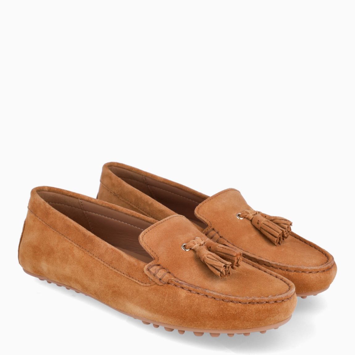 Mocasines de la marca Geox, modelo BORLA. Elaborados en ante color ceml con detalle de flecos en pala. Interior en piel color camel con plantilla acolchada para máxima comodidad. Suela plana de goma. Mocasines Geox BORLA, complemento ideal para tu día a día!