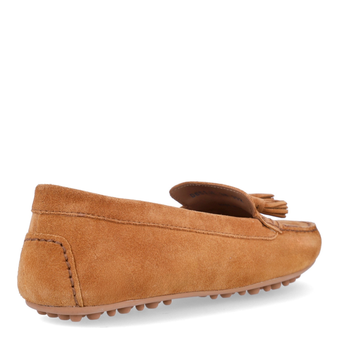 Mocasines de la marca Geox, modelo BORLA. Elaborados en ante color ceml con detalle de flecos en pala. Interior en piel color camel con plantilla acolchada para máxima comodidad. Suela plana de goma. Mocasines Geox BORLA, complemento ideal para tu día a día!