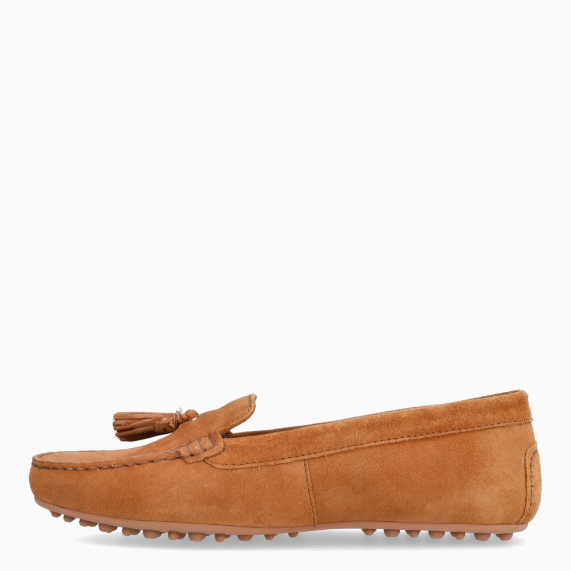 Mocasines de la marca Geox, modelo BORLA. Elaborados en ante color ceml con detalle de flecos en pala. Interior en piel color camel con plantilla acolchada para máxima comodidad. Suela plana de goma. Mocasines Geox BORLA, complemento ideal para tu día a día!