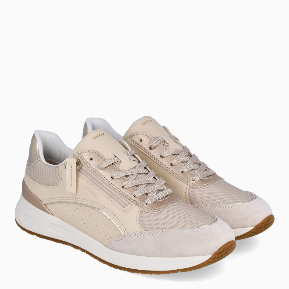 Deportivas de la marca Geox, modelo DQ6. Elaboradas en piel color oro con detalle de cremallera a un costado. Interior en piel color blanco con plantilla acolchada y extraíble para máxima comodidad. Deportivas Geox con cierre de cordones y suela de goma plana. Deportivas Geox DQ6, complemento clásico para tu día a día!