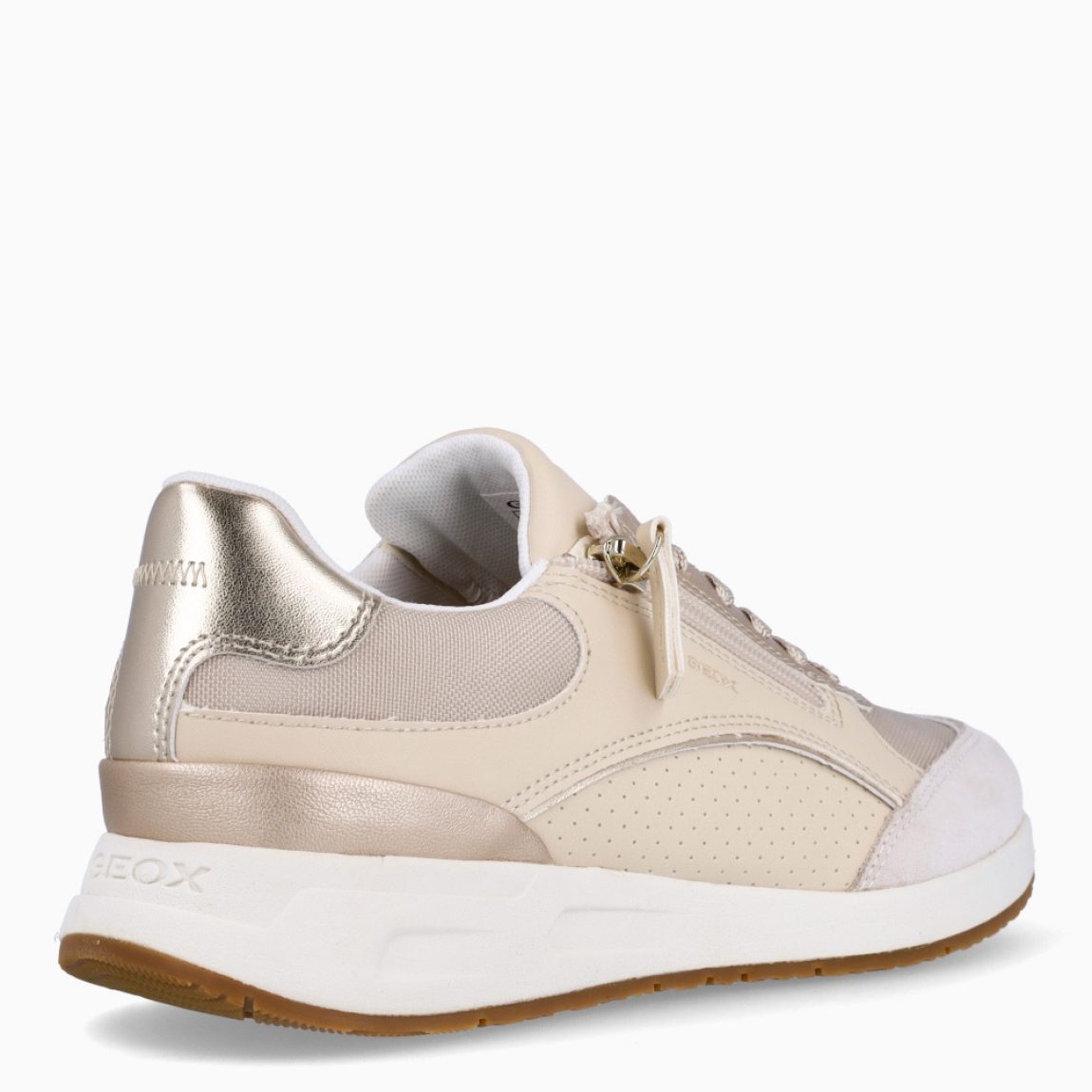 Deportivas de la marca Geox, modelo DQ6. Elaboradas en piel color oro con detalle de cremallera a un costado. Interior en piel color blanco con plantilla acolchada y extraíble para máxima comodidad. Deportivas Geox con cierre de cordones y suela de goma plana. Deportivas Geox DQ6, complemento clásico para tu día a día!