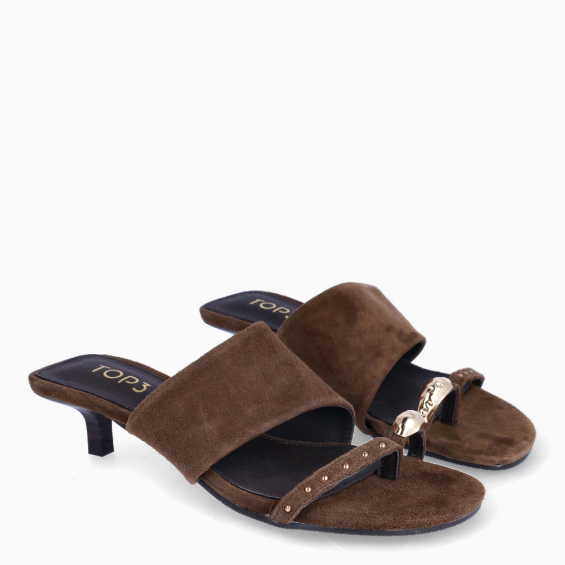 Sandalias de la marca Isteria, modelo DEBRA. Sandalias elaboradas en ante color marrón con doble tira en pala, una delgada con tachuelas y anillo en el dedo. Sandalias con tacón de 4cm de altura. Sandalias Isteria DEBRA, complemento ideal para estilizar tus looks de temporada!