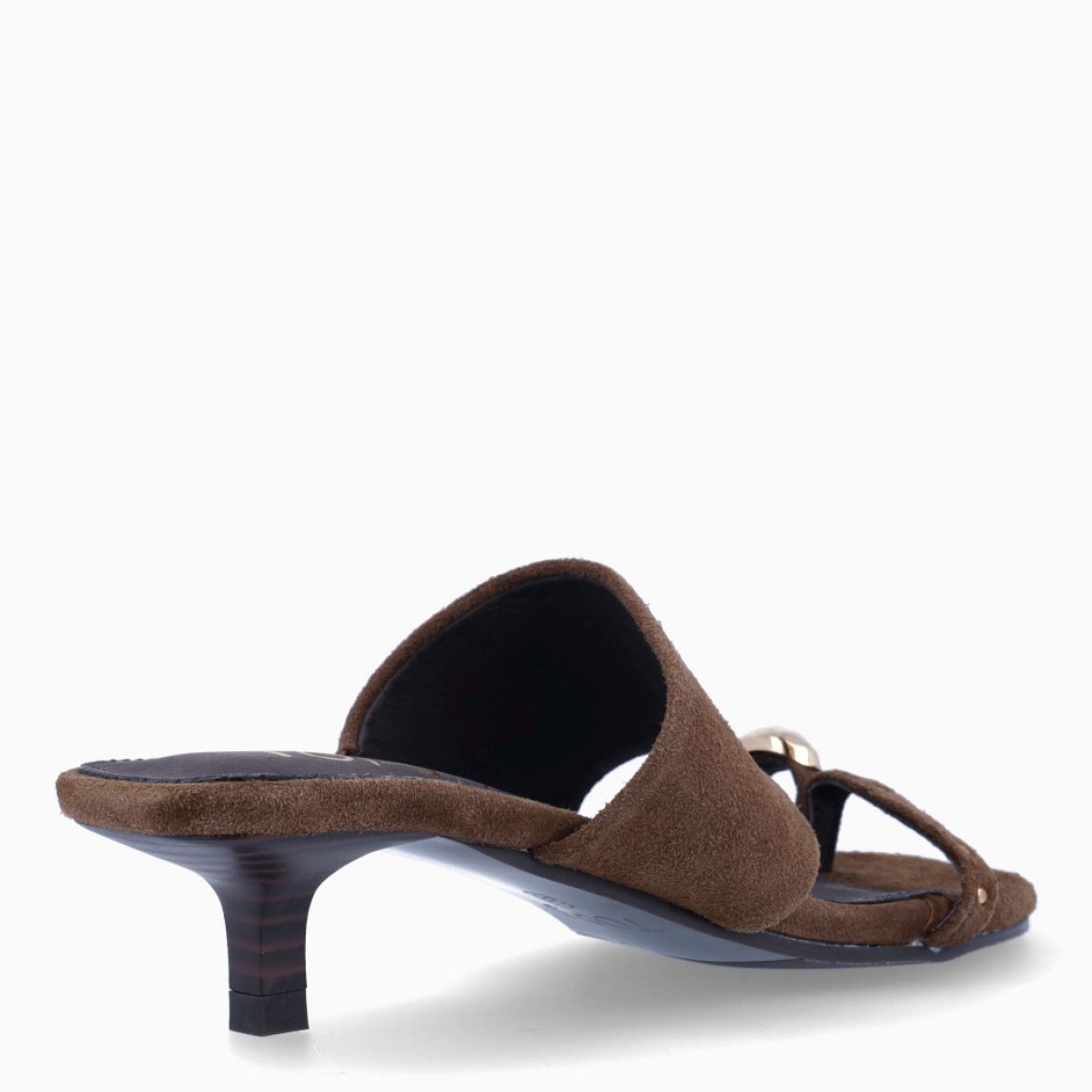 Sandalias de la marca Isteria, modelo DEBRA. Sandalias elaboradas en ante color marrón con doble tira en pala, una delgada con tachuelas y anillo en el dedo. Sandalias con tacón de 4cm de altura. Sandalias Isteria DEBRA, complemento ideal para estilizar tus looks de temporada!