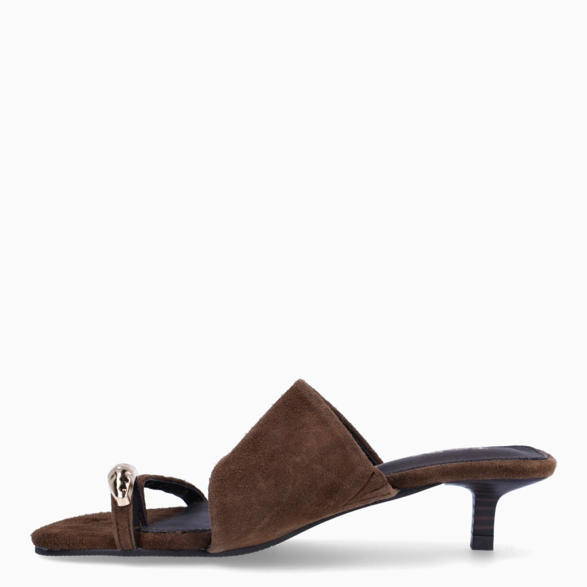Sandalias de la marca Isteria, modelo DEBRA. Sandalias elaboradas en ante color marrón con doble tira en pala, una delgada con tachuelas y anillo en el dedo. Sandalias con tacón de 4cm de altura. Sandalias Isteria DEBRA, complemento ideal para estilizar tus looks de temporada!
