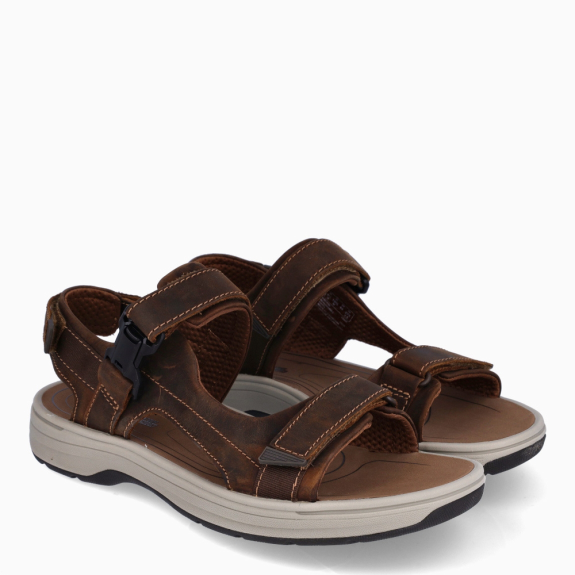 Sandalias de la marca Clarks, modelo I26. Sandalias elaboradas en nobuc color marrón con tiras en pala. Cierre de las sandalias Clarks con doble velcro en pala y empeine. Suela de goma plana. Sandalias Clarks I26, complemento ideal para tu día a día esta temporada!