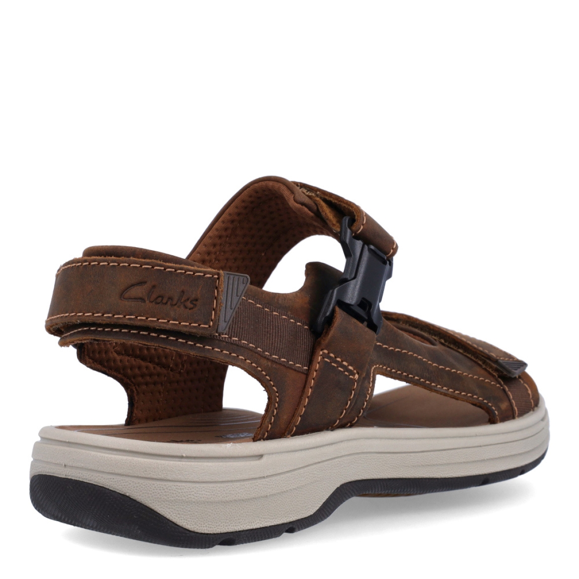 Sandalias de la marca Clarks, modelo I26. Sandalias elaboradas en nobuc color marrón con tiras en pala. Cierre de las sandalias Clarks con doble velcro en pala y empeine. Suela de goma plana. Sandalias Clarks I26, complemento ideal para tu día a día esta temporada!