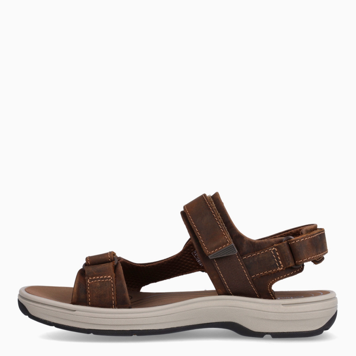 Sandalias de la marca Clarks, modelo I26. Sandalias elaboradas en nobuc color marrón con tiras en pala. Cierre de las sandalias Clarks con doble velcro en pala y empeine. Suela de goma plana. Sandalias Clarks I26, complemento ideal para tu día a día esta temporada!