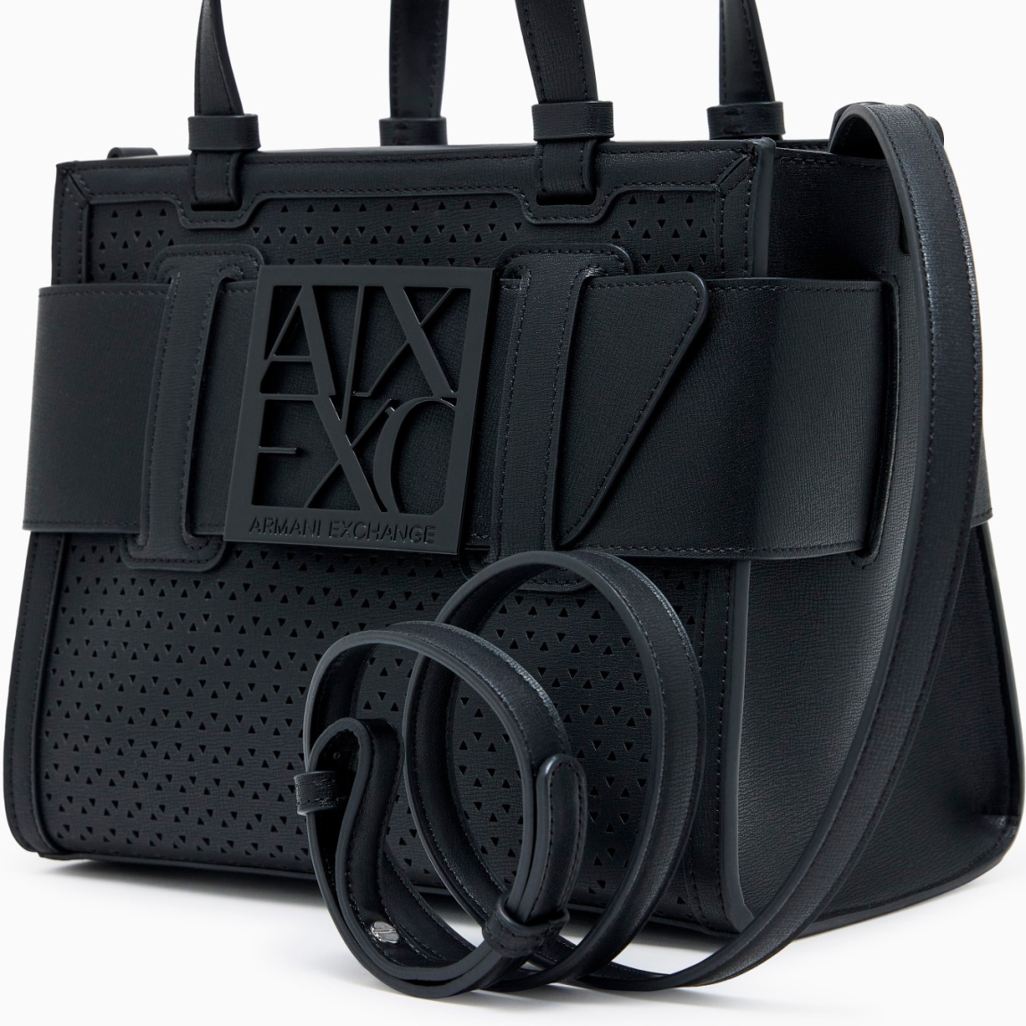 Bolso de la marca Armani Exchange, modelo URSULA. Bolso con diseño minimalista elaborado en piel con efecto troquelado color negro, y detalle de logotipo en parte frontal. Cierre con cremallera. Bolso perfecto para completar looks urbanos y sofisticados. La textura técnica del tejido le aporta un toque moderno y resistente, mientras que su gran capacidad lo hace ideal para afrontar el día con estilo y practicidad. Bolso Armani Exchange con amplio compartimento principal. Se puede llevar al hombro o en la mano. Bolso Amani Exchange URSULA, es un accesorio imprescindible para quienes aprecian la sencillez refinada. Medidas: alto 20cm y ancho 24cm.