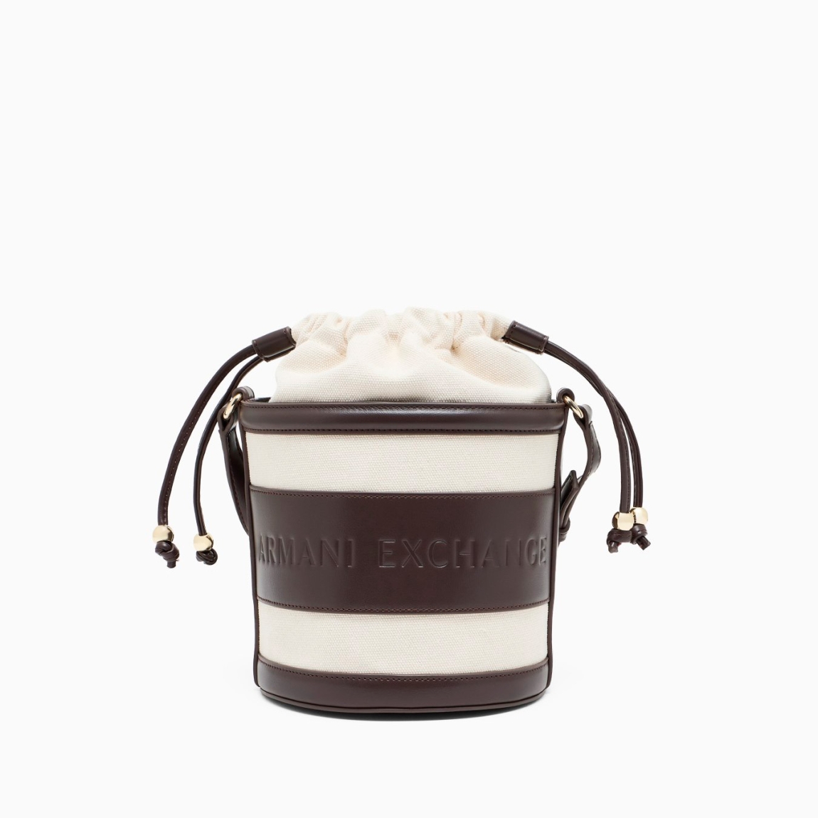 Bolso tipo cubo de la marca Armani Exchange, modelo RACHEL. Bolso elaborado en lona color marrón. Tiene una silueta depurada, definida por líneas suaves y una paleta de colores neutros, se presta a innumerables combinaciones de estilo, con logo en todo el bolso. Con asas extraíbles de hombro. Bolso Armani Exchange RACHEL, un accesorio imprescindible para la mujer moderna que busca un toque de lujo discreto, perfecto para guardar sus secretos cotidianos con elegancia y sofisticación.