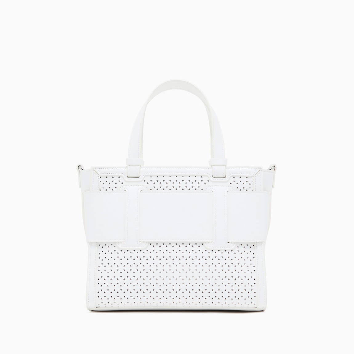 Bolso de la marca Armani Exchange, modelo URSULA. Bolso con diseño minimalista elaborado en piel con efecto troquelado color blanco, y detalle de logotipo en parte frontal. Cierre con cremallera. Bolso perfecto para completar looks urbanos y sofisticados. La textura técnica del tejido le aporta un toque moderno y resistente, mientras que su gran capacidad lo hace ideal para afrontar el día con estilo y practicidad. Bolso Armani Exchange con amplio compartimento principal. Se puede llevar al hombro o en la mano. Bolso Amani Exchange URSULA, es un accesorio imprescindible para quienes aprecian la sencillez refinada. Medidas: alto 20cm y ancho 24cm.