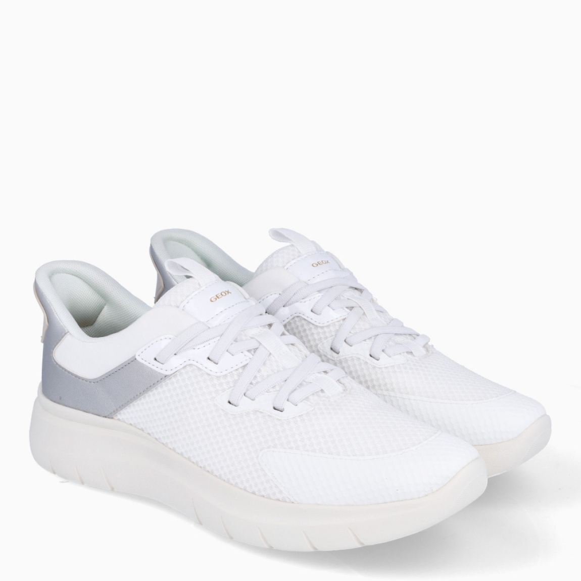 Deportivas de la marca Geox, modelo D670. Elaboradas en nyalon color blanco con efecto rejilla transpirables y detalle en plateado en el talón. Interior en piel color blanco con plantilla acolchada y extraíble para máxima comodidad. Deportivas Geox con cordones blancos y suela de goma plana. Deportivas Geox D670, complemento clásico para tu día a día!