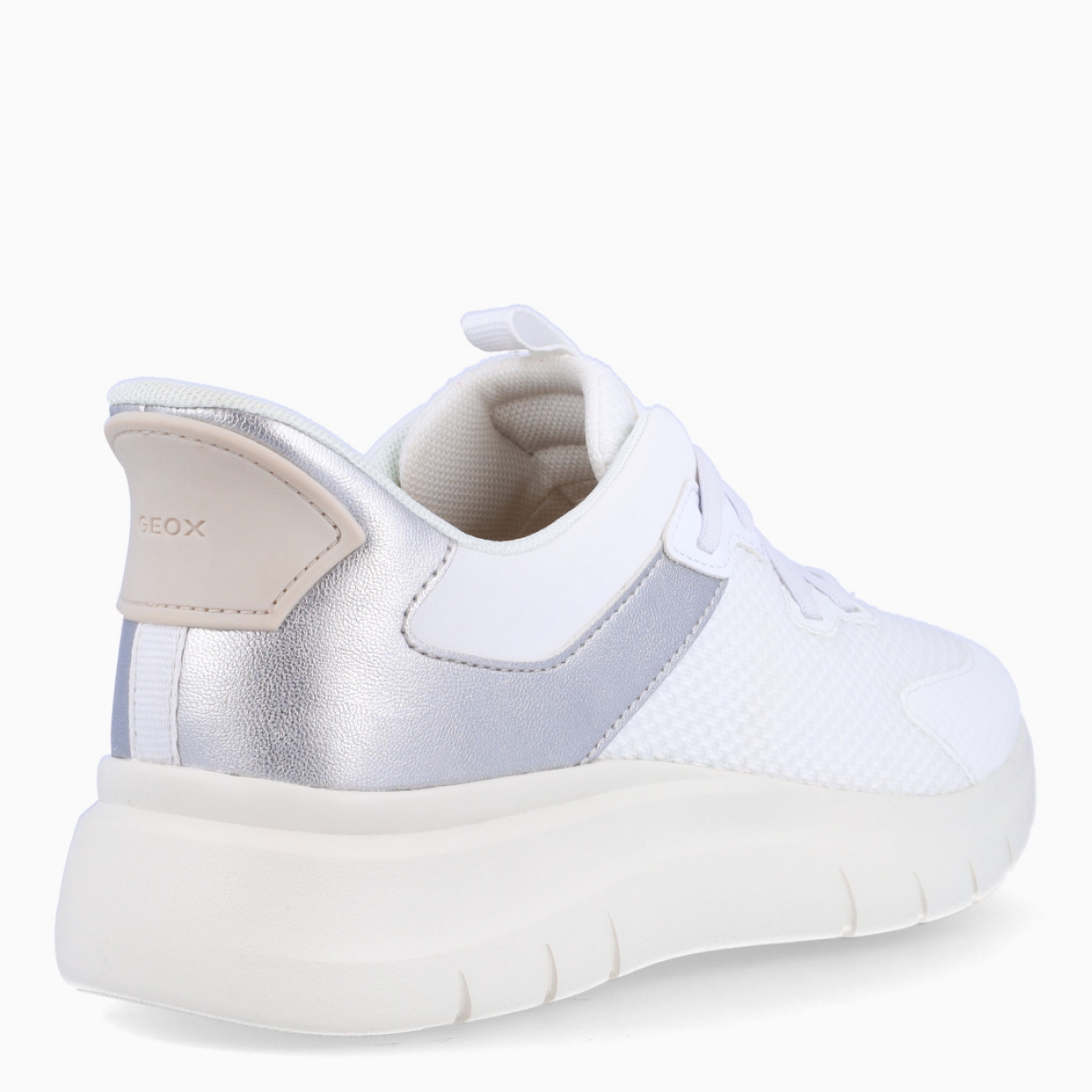 Deportivas de la marca Geox, modelo D670. Elaboradas en nyalon color blanco con efecto rejilla transpirables y detalle en plateado en el talón. Interior en piel color blanco con plantilla acolchada y extraíble para máxima comodidad. Deportivas Geox con cordones blancos y suela de goma plana. Deportivas Geox D670, complemento clásico para tu día a día!