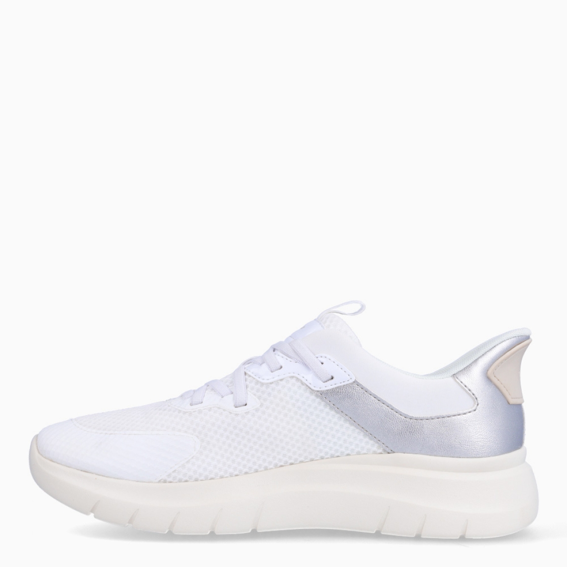 Deportivas de la marca Geox, modelo D670. Elaboradas en nyalon color blanco con efecto rejilla transpirables y detalle en plateado en el talón. Interior en piel color blanco con plantilla acolchada y extraíble para máxima comodidad. Deportivas Geox con cordones blancos y suela de goma plana. Deportivas Geox D670, complemento clásico para tu día a día!