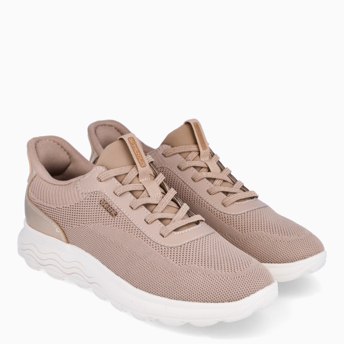 Deportivas de la marca Geox, modelo D55. Elaboradas en textil color taupe transpirables y detalle en dorado en el talón. Interior en piel color taupe con plantilla acolchada y extraíble para máxima comodidad. Deportivas Geox con cierre de cordones y suela dentada de goma plana. Deportivas Geox D55, complemento clásico para tu día a día!