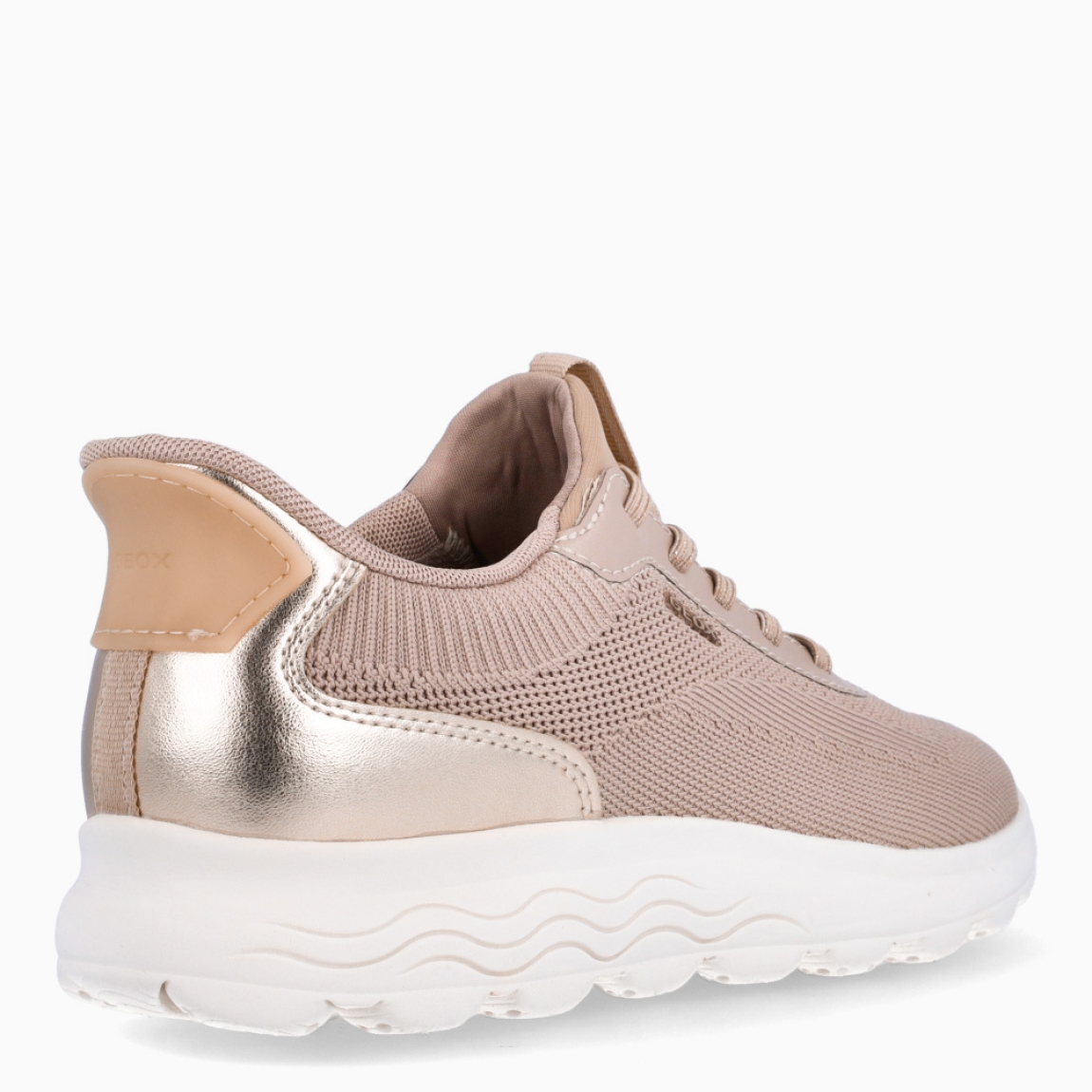 Deportivas de la marca Geox, modelo D55. Elaboradas en textil color taupe transpirables y detalle en dorado en el talón. Interior en piel color taupe con plantilla acolchada y extraíble para máxima comodidad. Deportivas Geox con cierre de cordones y suela dentada de goma plana. Deportivas Geox D55, complemento clásico para tu día a día!