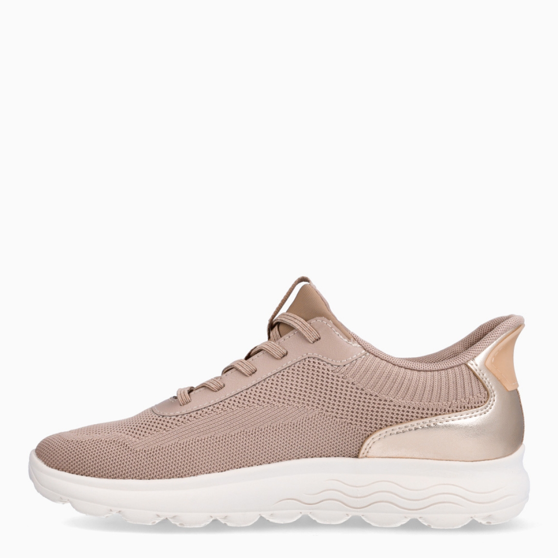 Deportivas de la marca Geox, modelo D55. Elaboradas en textil color taupe transpirables y detalle en dorado en el talón. Interior en piel color taupe con plantilla acolchada y extraíble para máxima comodidad. Deportivas Geox con cierre de cordones y suela dentada de goma plana. Deportivas Geox D55, complemento clásico para tu día a día!