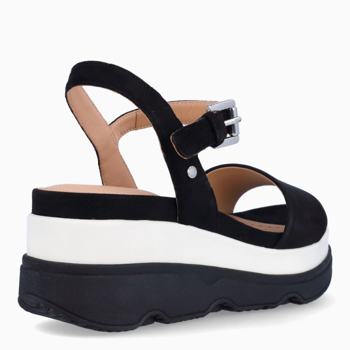 Sandalias de la marca Geox, modelo D02. Elaboradas en ante color negro. Interior en piel color nude. Sandalias Geox con cierre de hebilla en tobillo y suela con plataforma en blanco y negro. Sandalias Geox D02, complemento clásico para tu día a día!